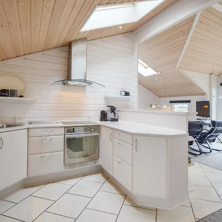 Stunning Home In Ronde With Kitchen *