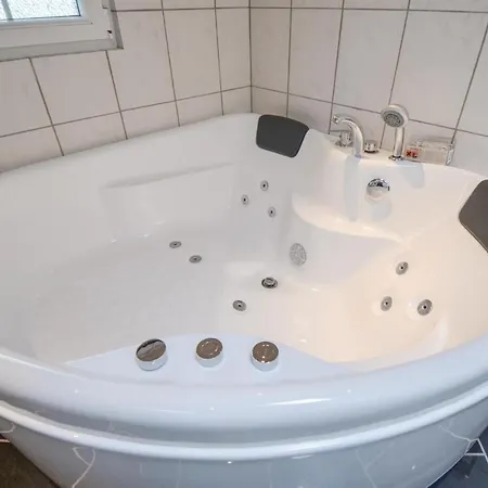 Stunning In With Kitchen Rønde